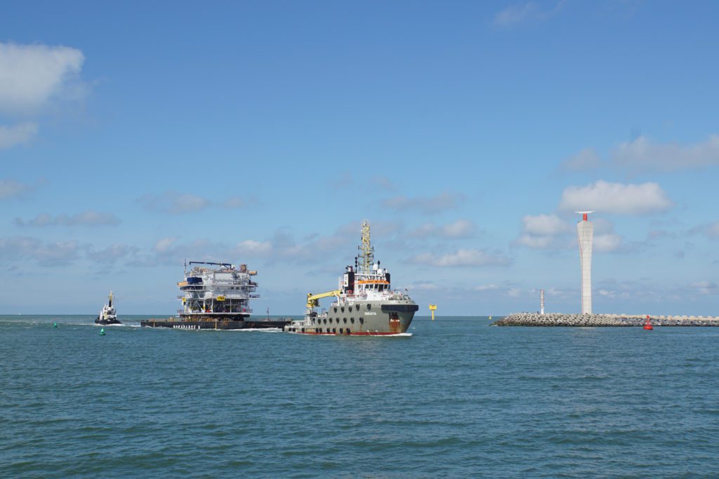 Reuzegroot hoogspanningsstation voor windpark op zee komt aan in Haven Oostende - persbericht